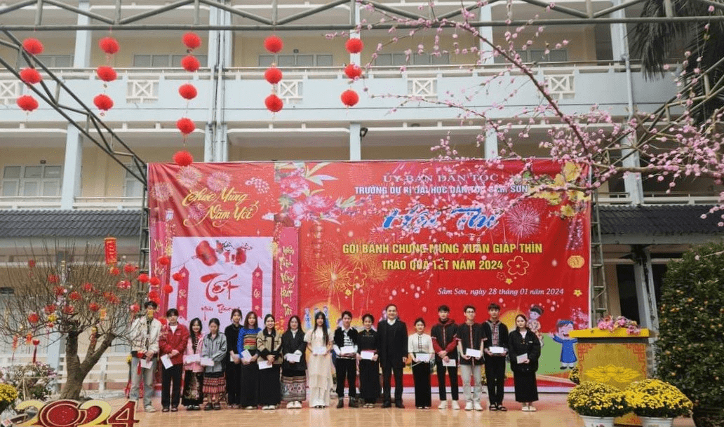 TRƯỜNG DBĐHDT SẦM SƠN TỔ CHỨC HỘI THI “GÓI BÁNH CHƯNG MỪNG XUÂN GIÁP THÌN 2024” VÀ TRAO QUÀ TẾT