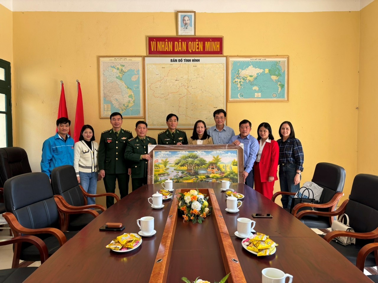 TRƯỜNG DBĐHDT SẦM SƠN TRAO TẶNG ÁO DÀI VÀ SÁCH VỞ TẠI XÃ TRUNG LÝ, HUYỆN MƯỜNG LÁT, TỈNH THANH HOÁ