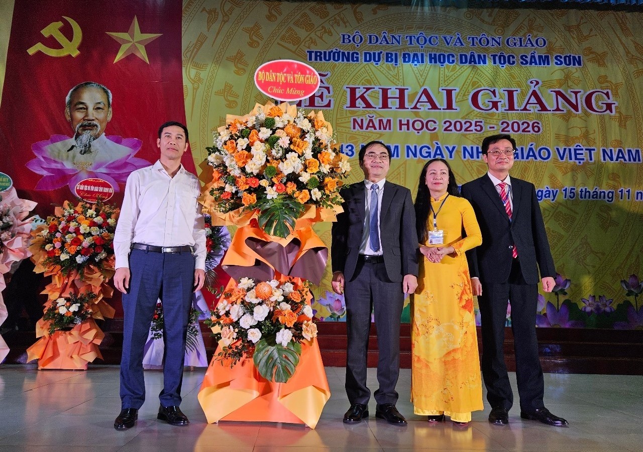 TRƯỜNG DBĐH DÂN TỘC SẦM SƠN TỔ CHỨC LỄ KHAI GIẢNG VÀ KỶ NIỆM 43 NĂM NGÀY NHÀ GIÁO VIỆT NAM