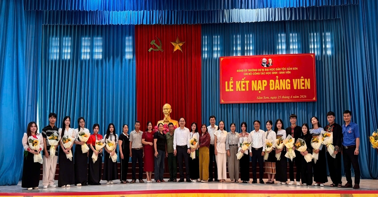 TRƯỜNG DỰ BỊ ĐHDTSS TỔ CHỨC LỄ KẾT NẠP ĐẢNG VIÊN CHO 14 HỌC SINH ƯU TÚ KHÓA K23