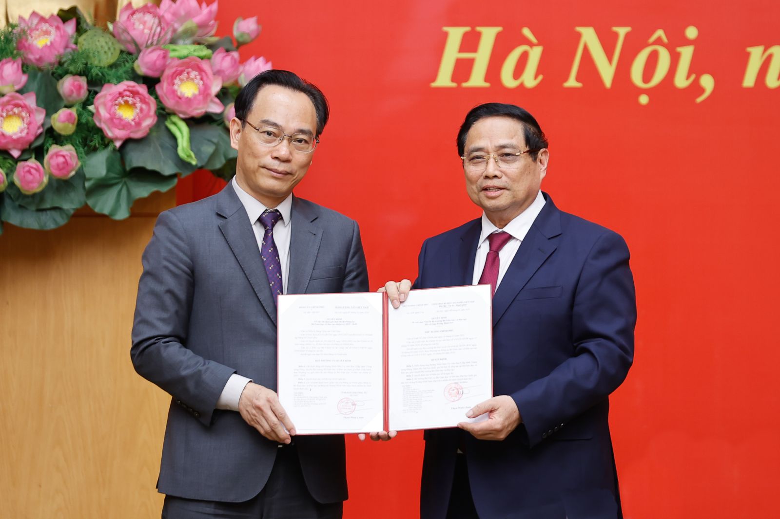 Thủ tướng trao quyết định giao Quyền Bộ trưởng Bộ Giáo dục và Đào tạo đối với đồng chí Hoàng Minh Sơn